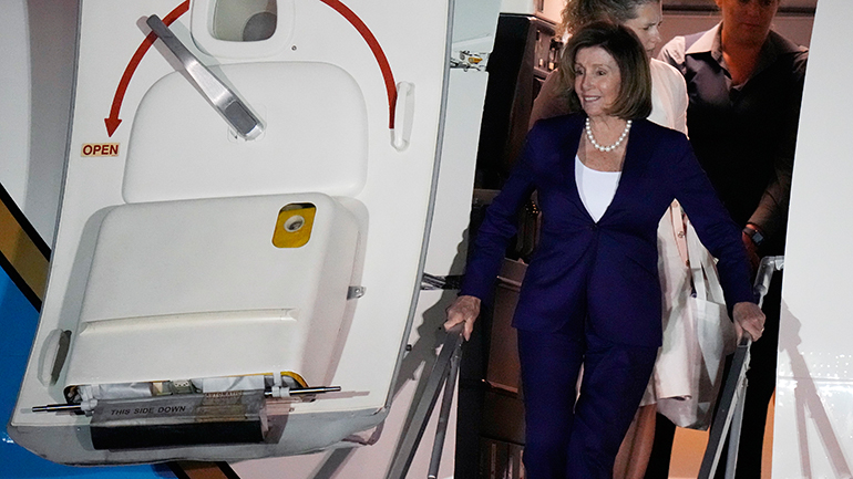 Η Νάνσι Πελόζι έφτασε στην Ιαπωνία, τελευταίο σταθμό της περιοδείας της στην Ασία